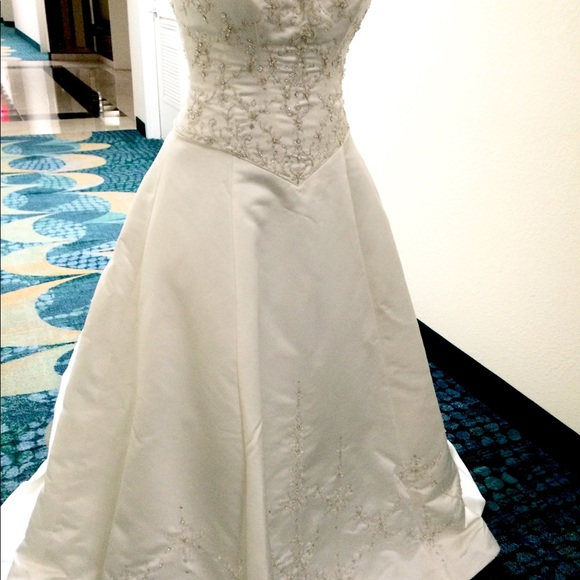 Brand new Allure wedding dress with the tag!! - Picture 1 of 8